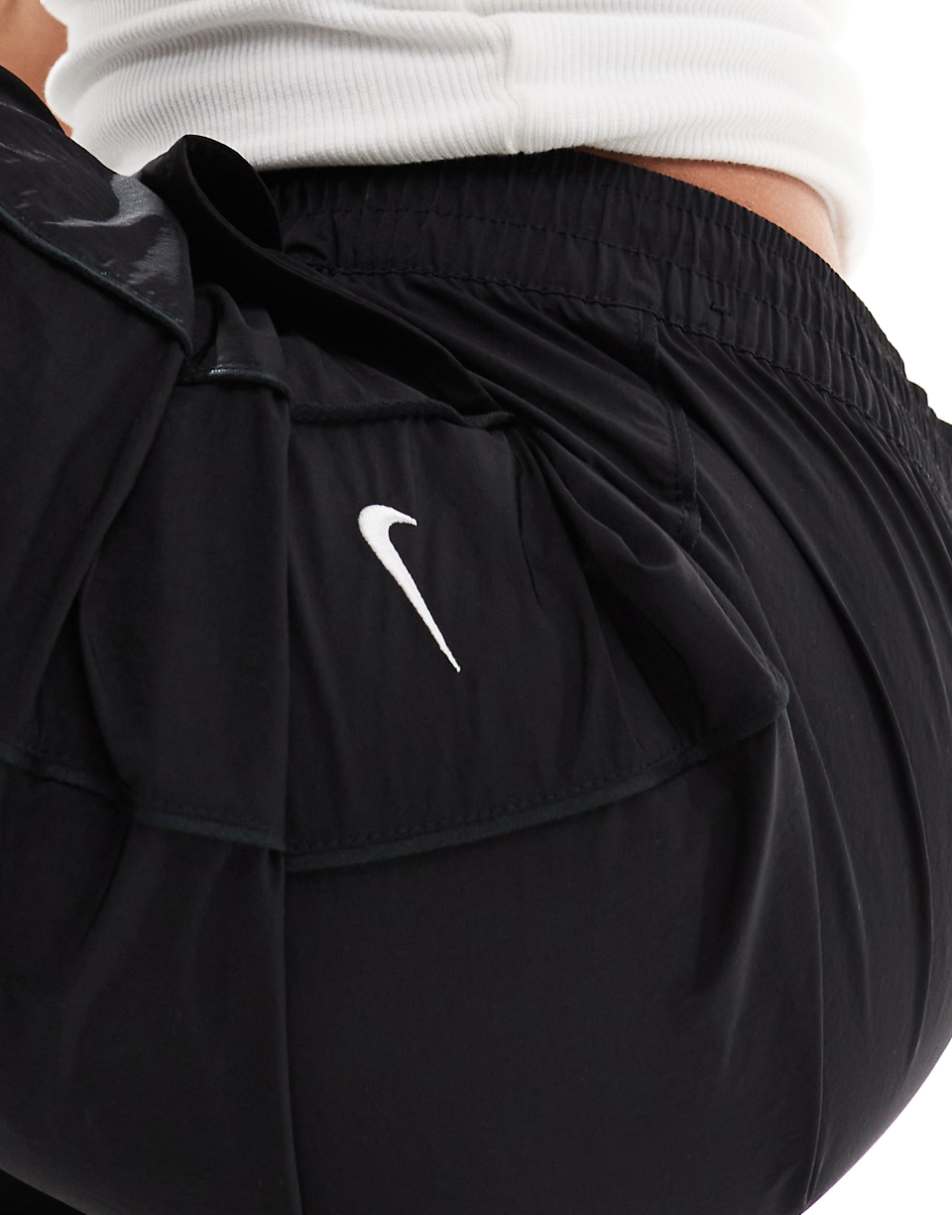 Nike Windrunner trackpant in black