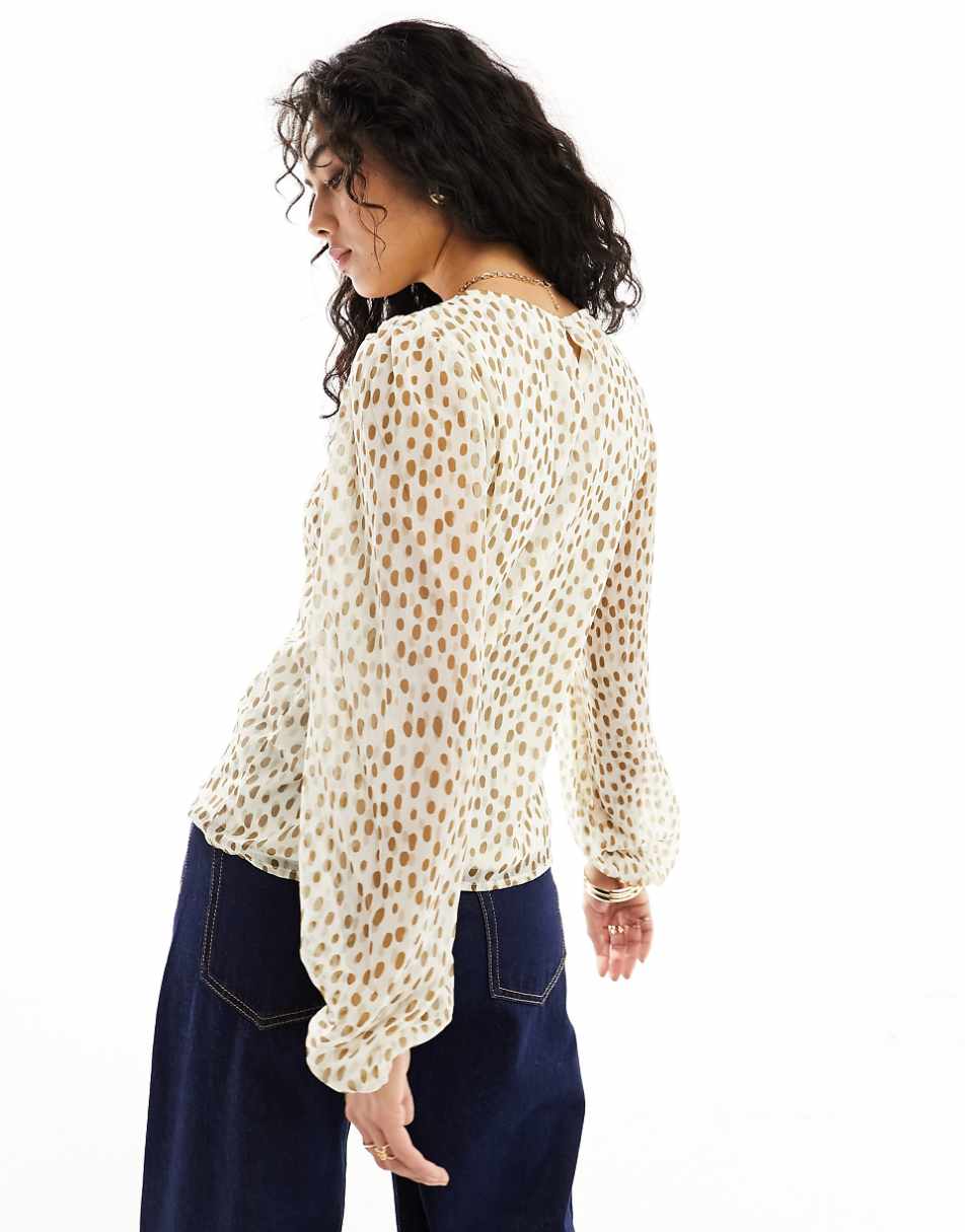 Vila volume sleeve top in neutral spot print