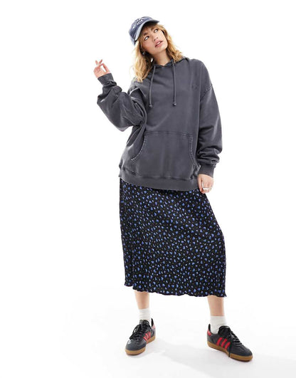 Daisy Street relaxed low rise midi skirt in blue black ditsy