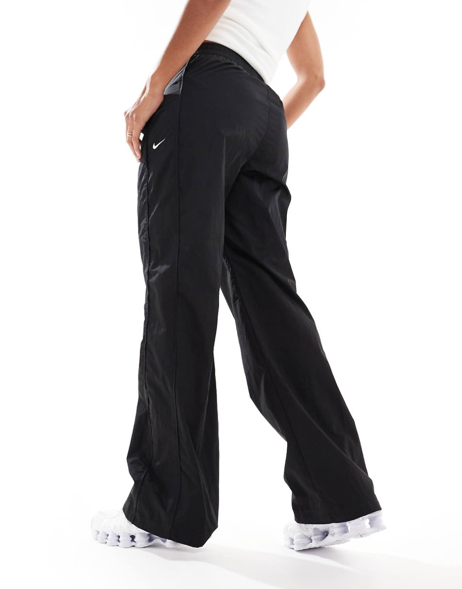Nike Windrunner trackpant in black