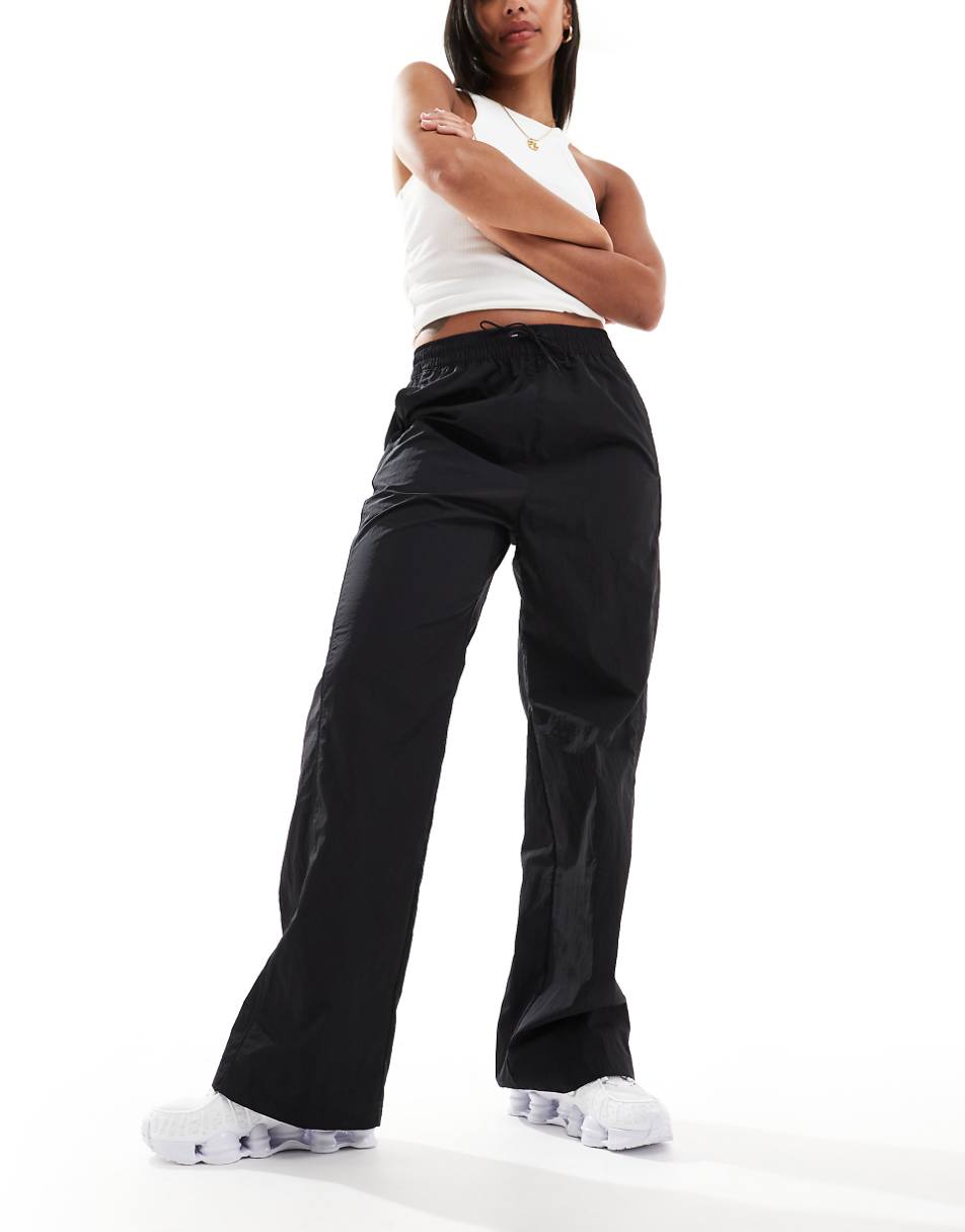 Nike Windrunner trackpant in black