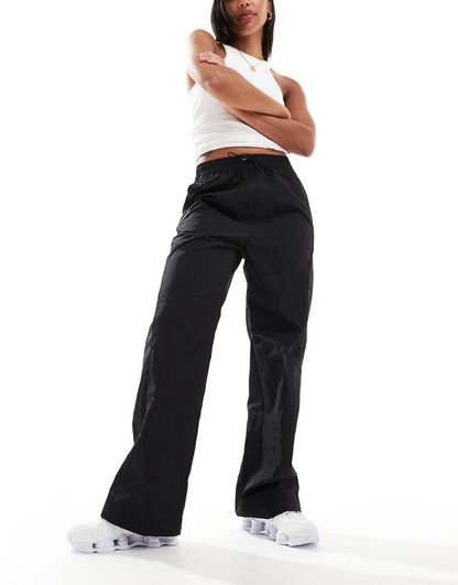 Nike Windrunner trackpant in black