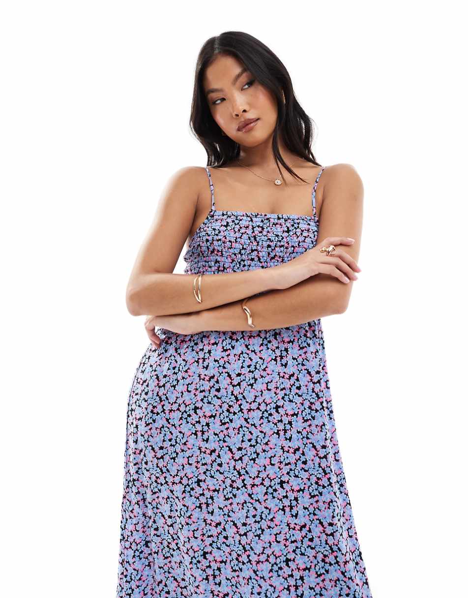 Vero Moda Petite smocked bust maxi dress in blue floral print