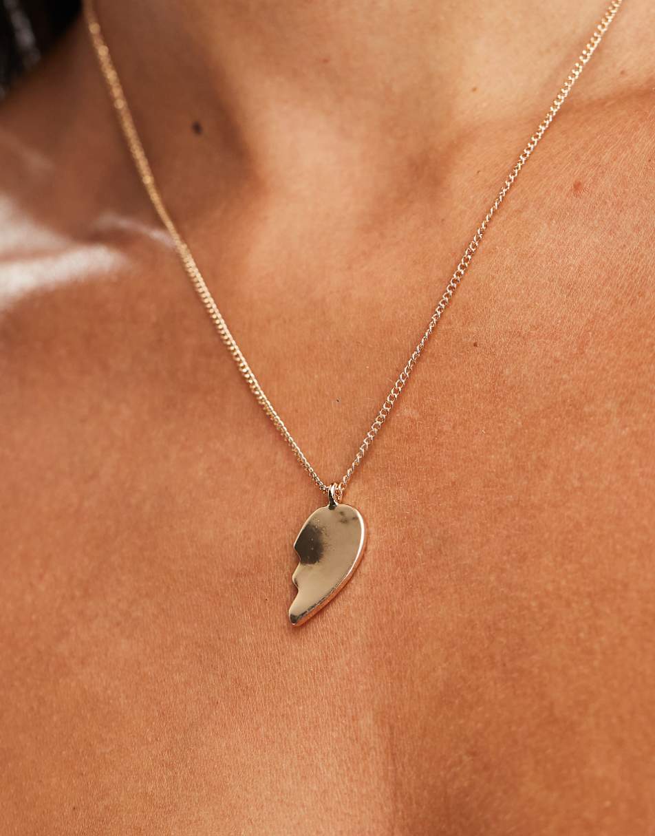 Monki necklace with half heart in gold